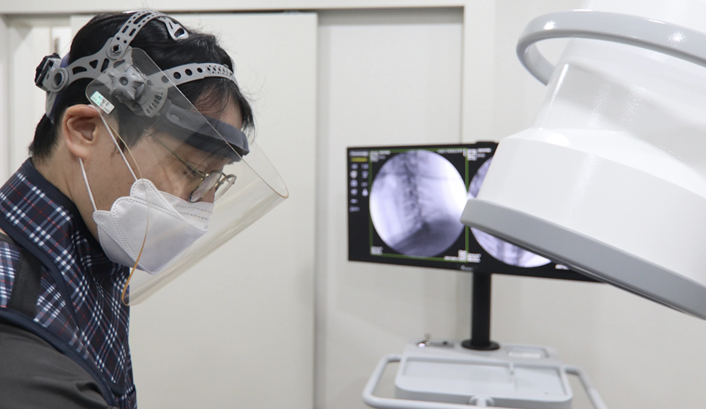 C-arm 실시간 영상유도하 경추 및 요추 비수술 신경치료 시술 과정
